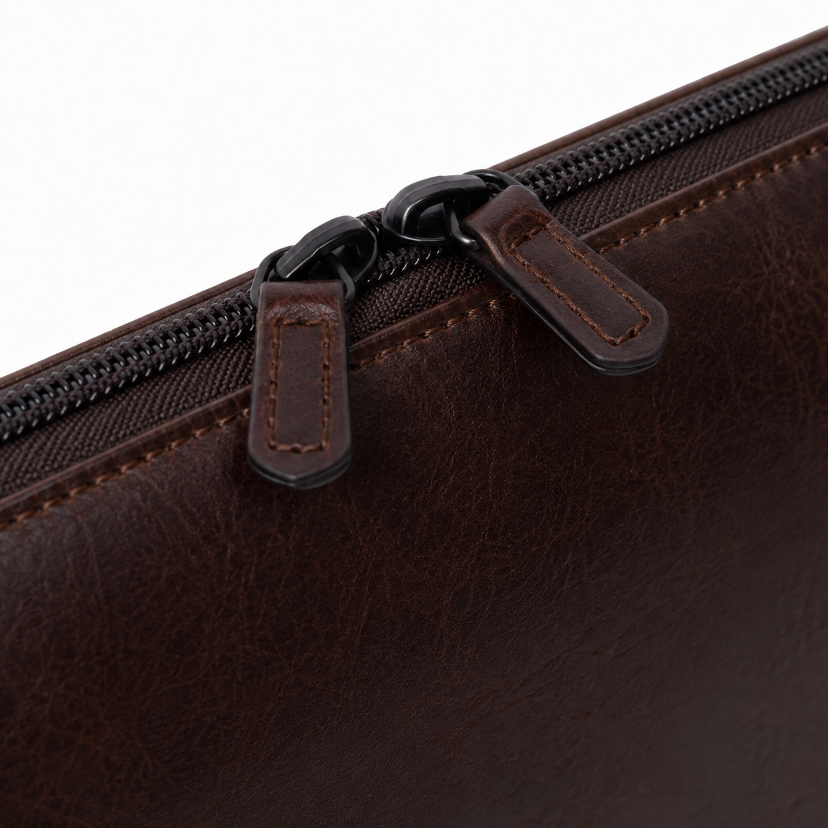 Elegancki design etui na laptopa w kolorze brązowym.