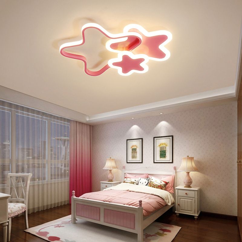 Jasna delikatna lampa sufitowa LED ze stylowymi sercami, gwiazdami i chmurami