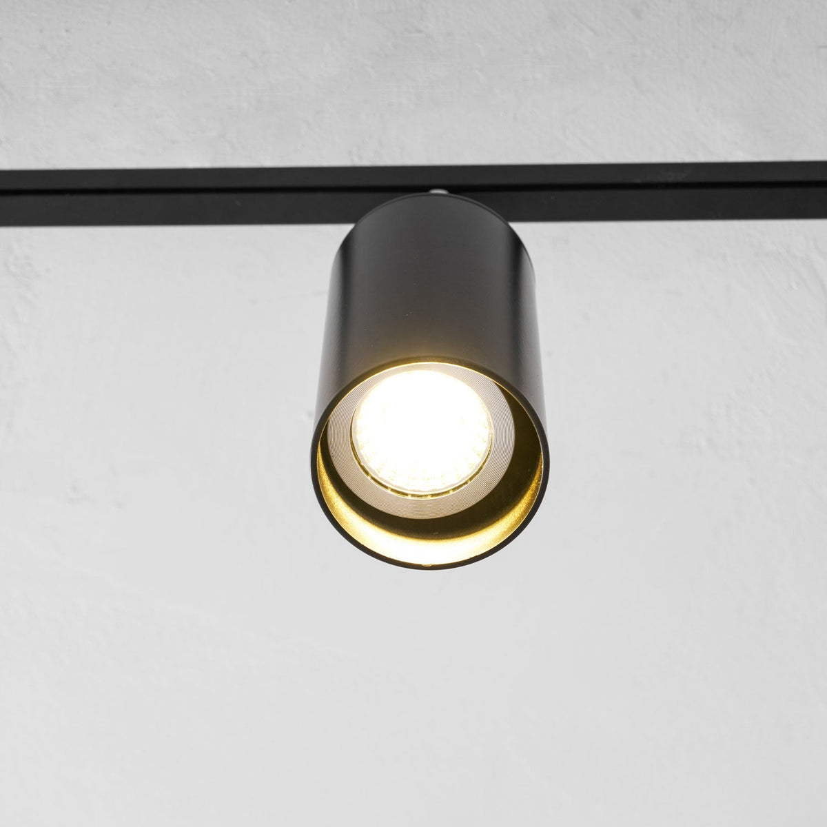 Lampa sufitowa z wieloma głowicami i regulowanymi reflektorami LED