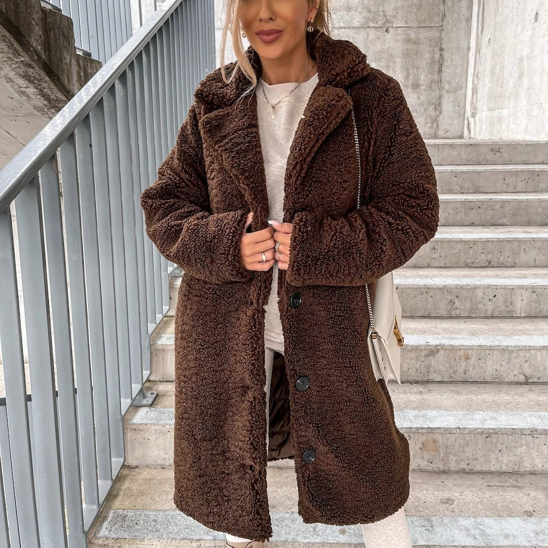 Płaszcz teddy damski długi oversize - zapięcie na guziki