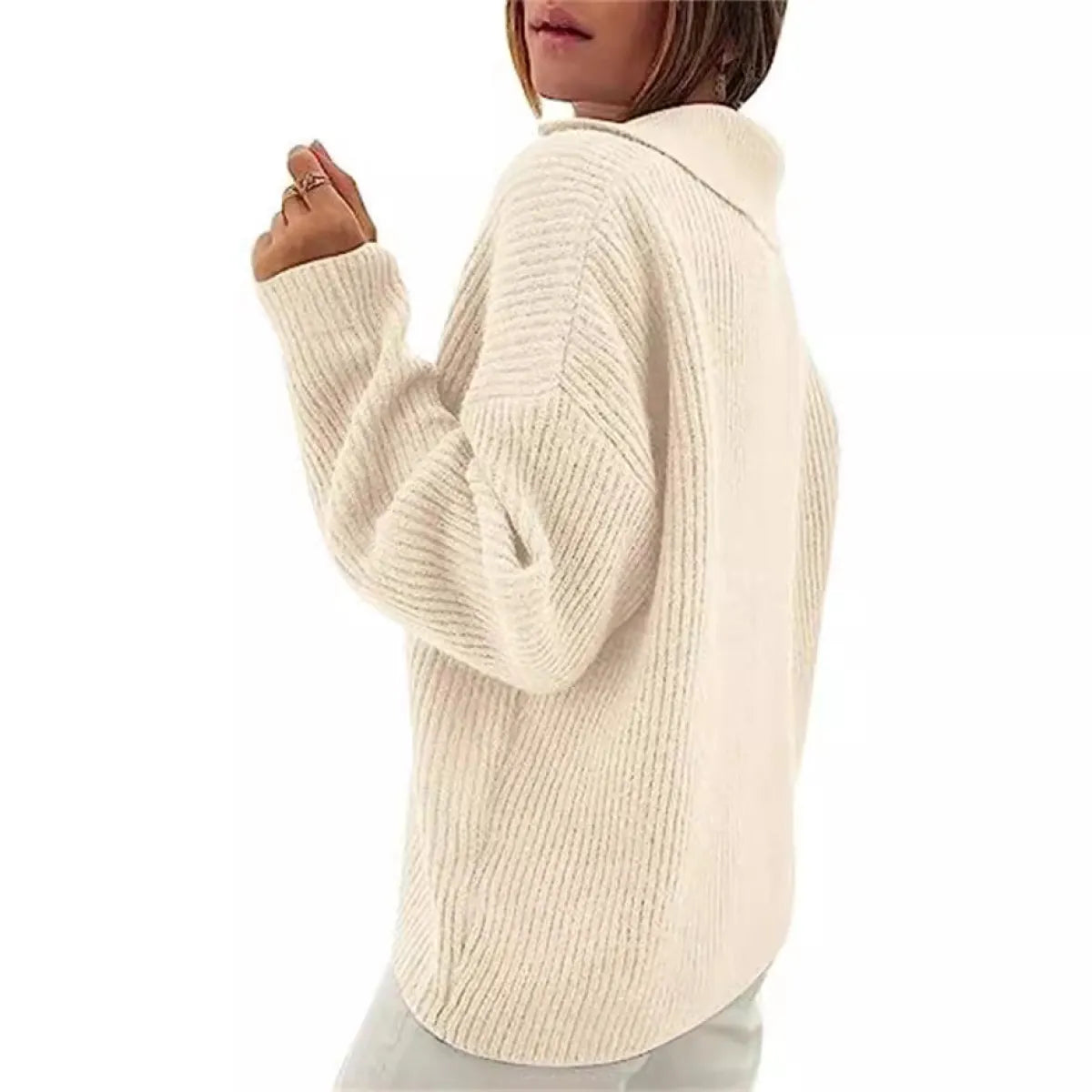 Sweter damski z klapami – morelowy, graficzny akcent