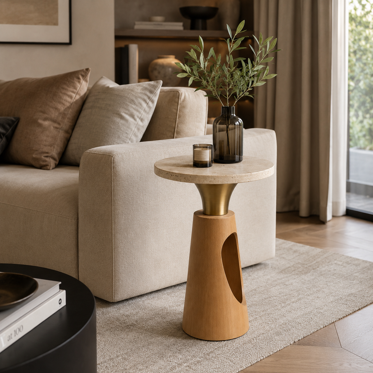 Okrągły Stolik Pomocniczy z Kamiennym Blatem i Rzeźbioną Drewnianą Podstawą w Stylu Modern Luxury