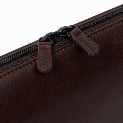 Elegancki design etui na laptopa w kolorze brązowym.