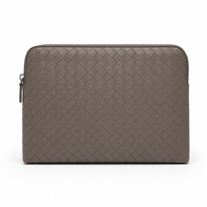 Przód etui na laptopa Sortpol z plecionej skóry.