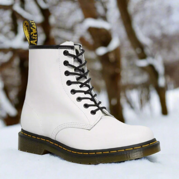 Eleganckie skórzane buty Martens w klasycznym stylu, widok z przodu