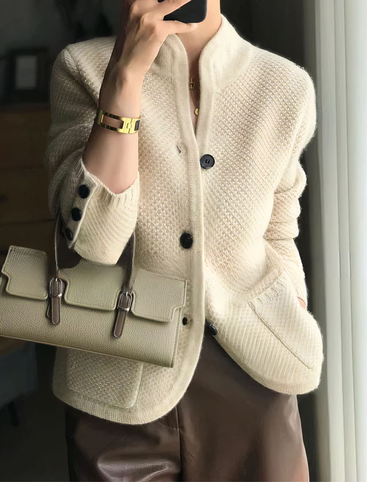 Damski sweter rozpinany z kaszmiru z guzikami w eleganckiej stylizacji