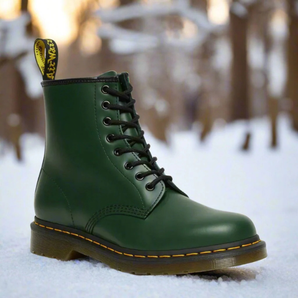 Skórzane buty Martens z antypoślizgową podeszwą, widok z boku