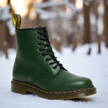 Skórzane buty Martens z antypoślizgową podeszwą, widok z boku