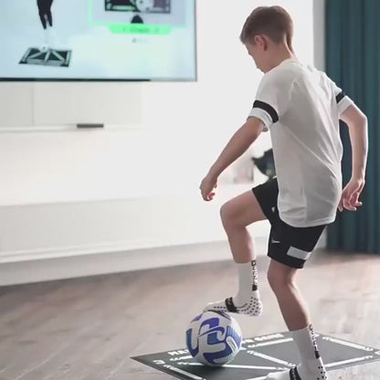 Młody zawodnik trenujący na Macie Treningowej Football Pro w skarpetach antypoślizgowych