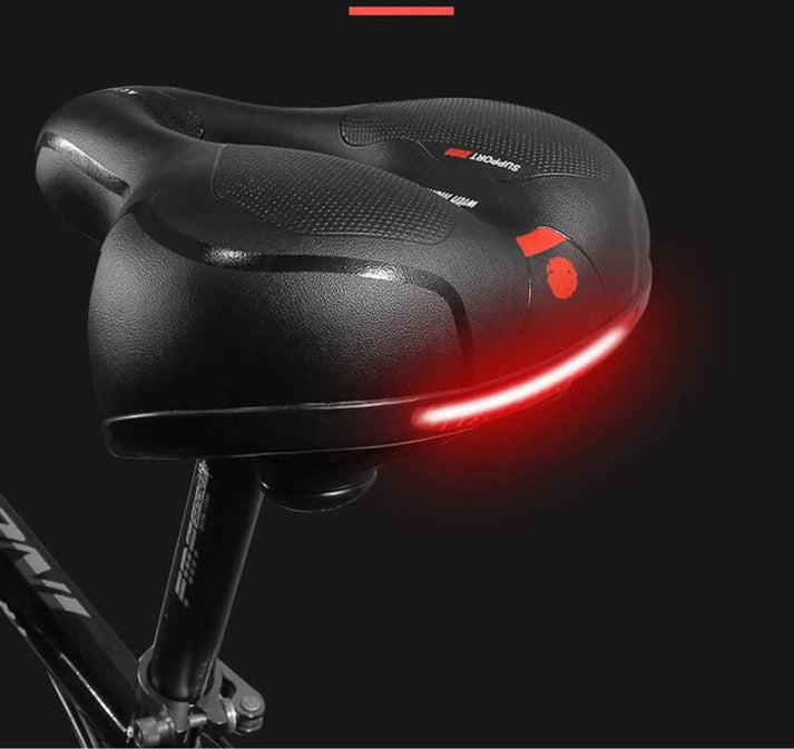 Zbliżenie na ergonomiczny kształt i oddychający materiał siodełka CLOUDCOMFORT PRO