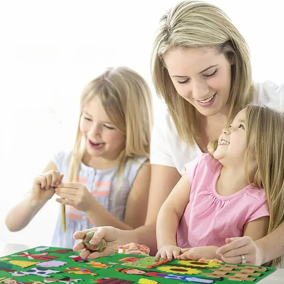 Dziecko układa elementy filcowe na tablicy Montessori StoryFelt™ Farma rozwijając motorykę małą