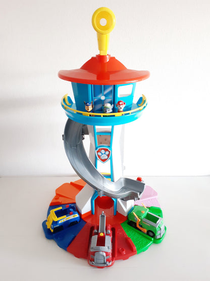 Szczegółowy widok zestawu zabawek PawPatrol z pojazdami i figurkami