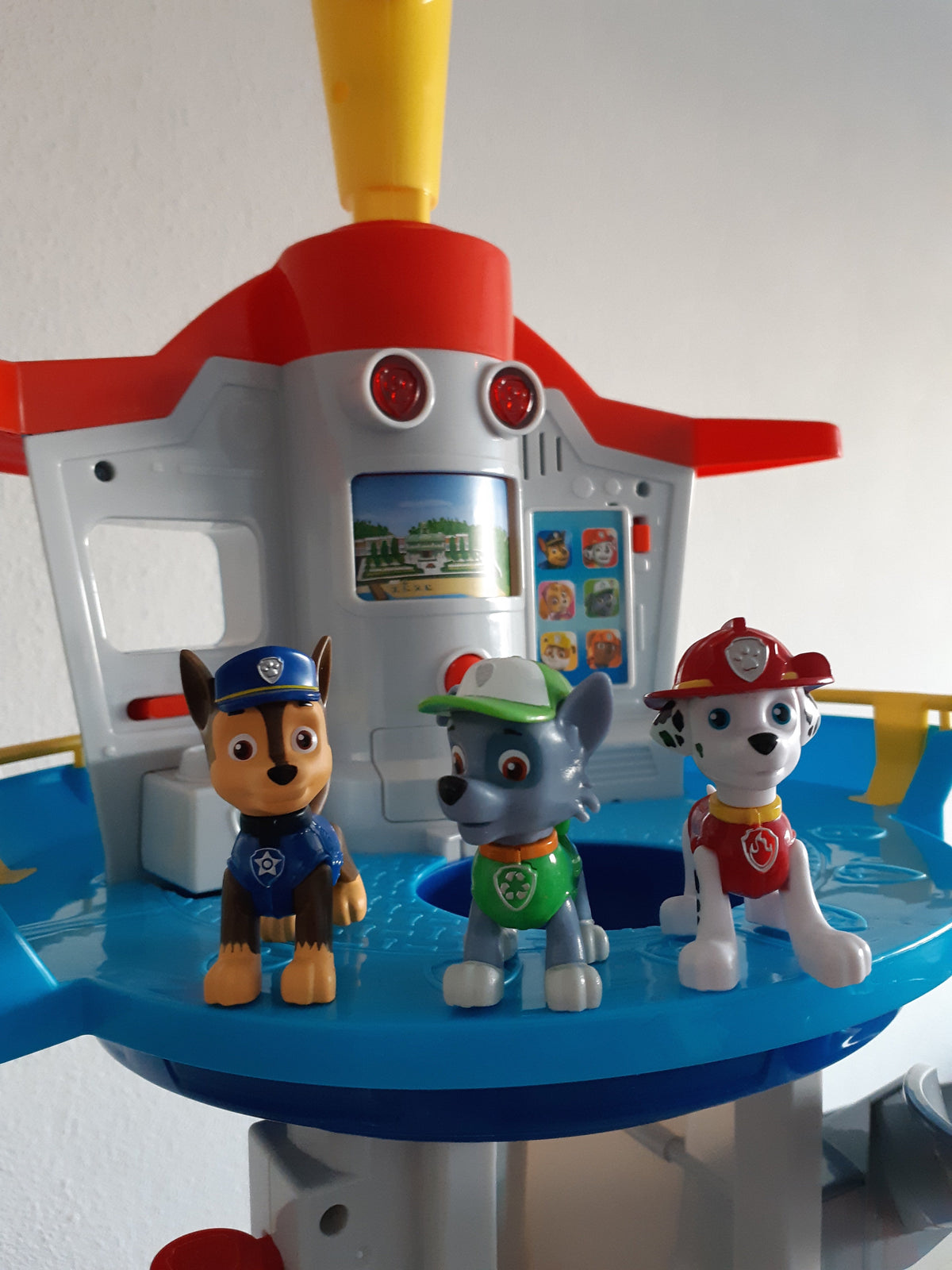 Dzieci bawiące się zestawem samochodów i figurek PawPatrol