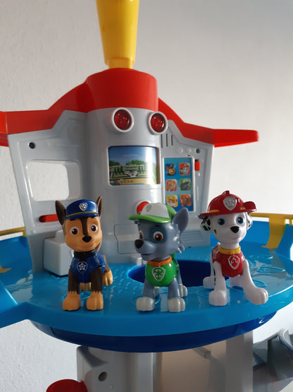 Dzieci bawiące się zestawem samochodów i figurek PawPatrol