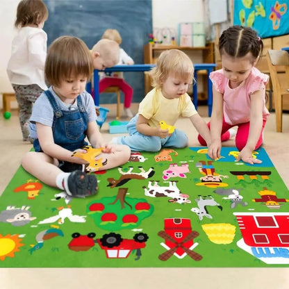 Dzieci bawią się tablicą filcową Montessori StoryFelt™ tworząc historie z życia na farmie