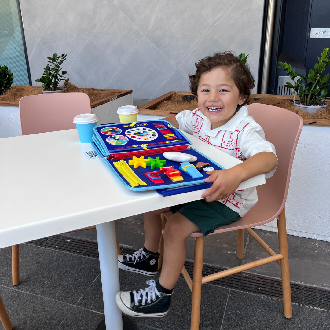 Zabawka Montessori dla dzieci z różnorodnymi aktywnościami manualnymi