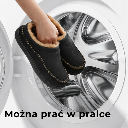 Mężczyzna noszący wygodne kapcie ortopedyczne w domu