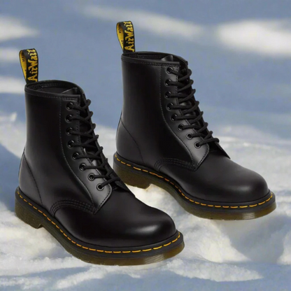 Eleganckie buty Martens noszone w casualowej stylizacji