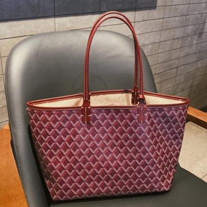 Elegancka torebka damska w kolorze czarnym – widok z boku