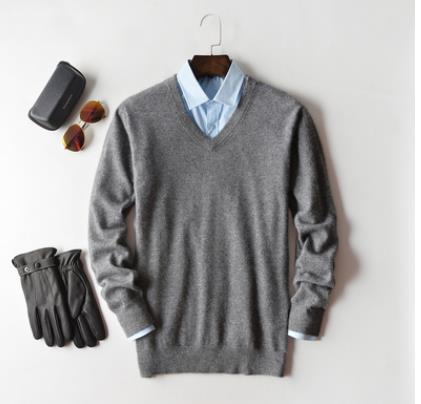 Sweter kaszmir męski z dekoltem okrągłym w eleganckiej stylizacji biznesowej