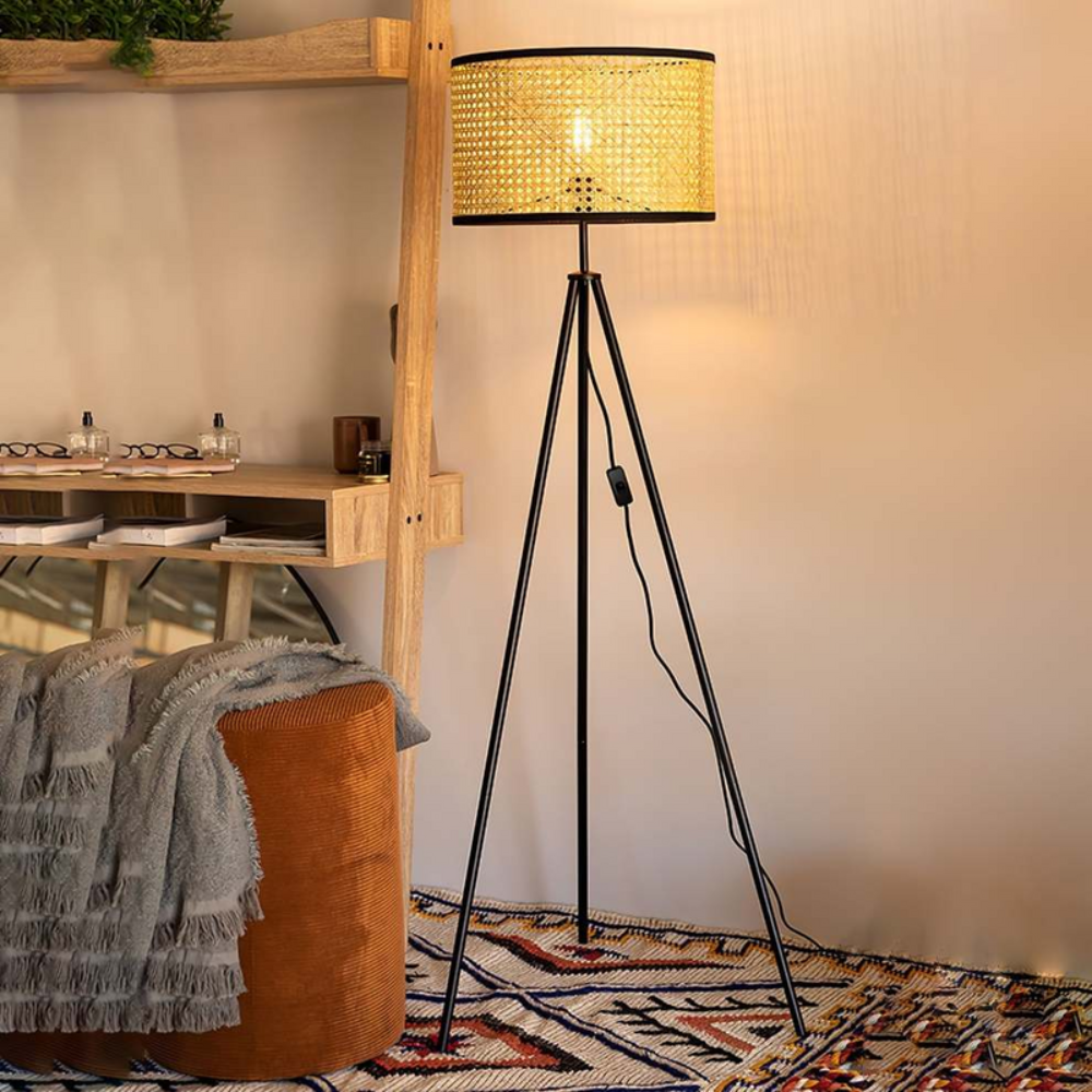 Artystyczna lampa podłogowa w stylu boho z zakrzywioną ramą