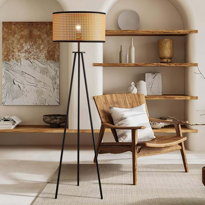 Artystyczna lampa podłogowa w stylu boho z zakrzywioną ramą