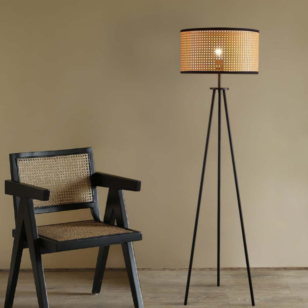 Artystyczna lampa podłogowa w stylu boho z zakrzywioną ramą