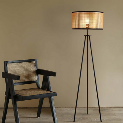 Artystyczna lampa podłogowa w stylu boho z zakrzywioną ramą