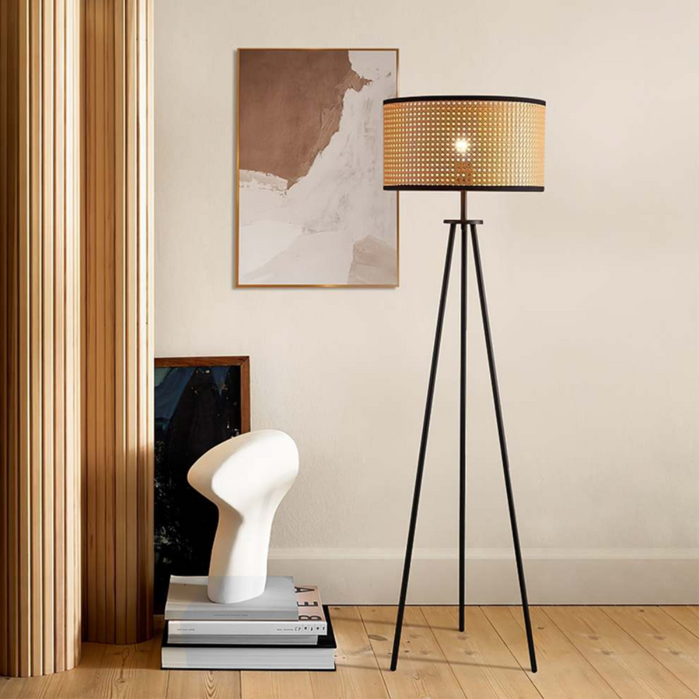 Artystyczna lampa podłogowa w stylu boho z zakrzywioną ramą
