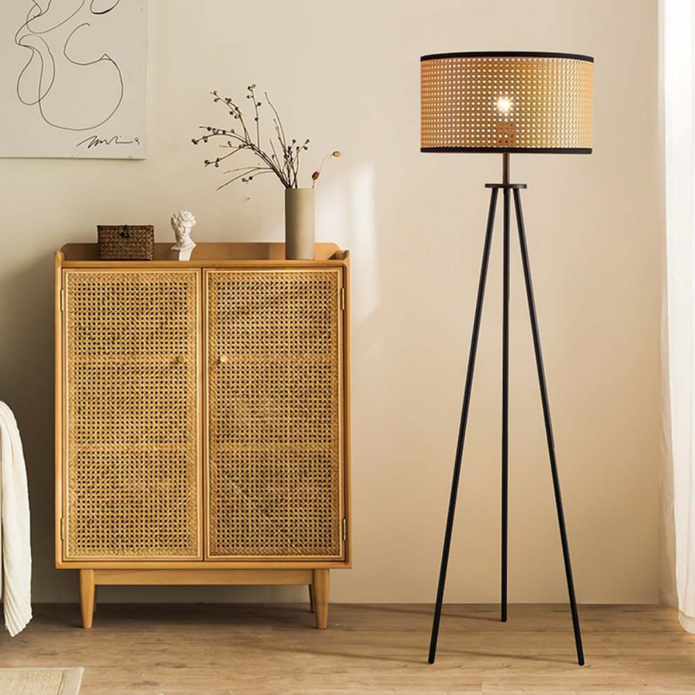 Artystyczna lampa podłogowa w stylu boho z zakrzywioną ramą