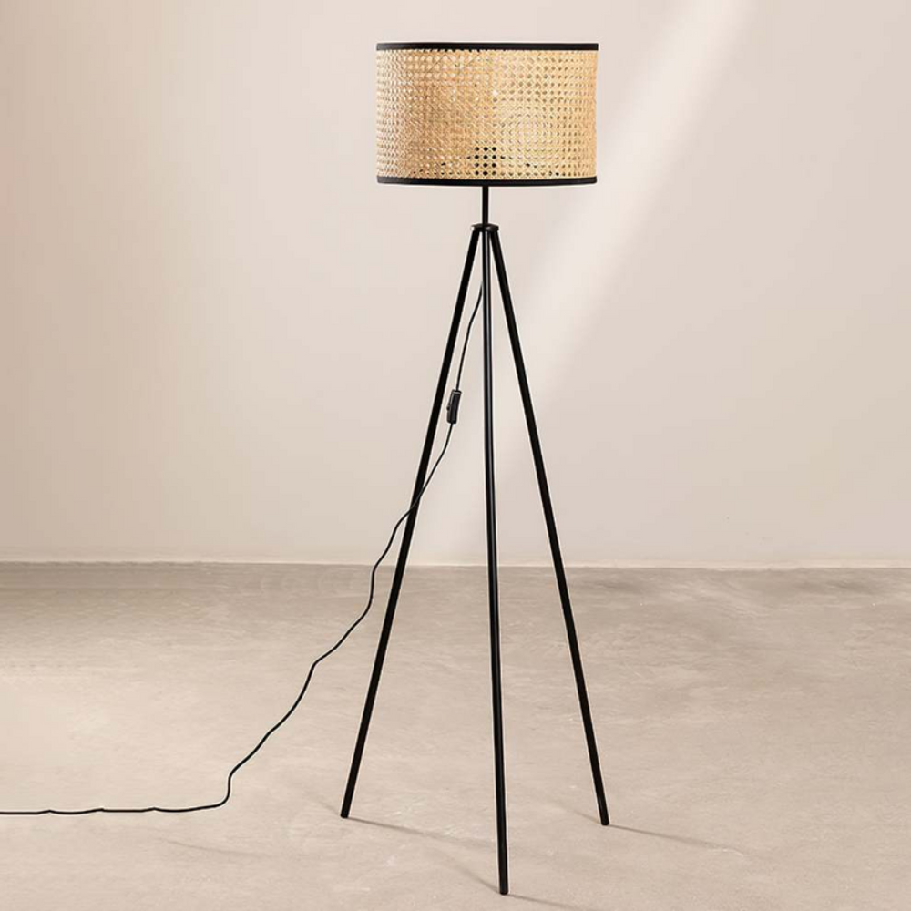 Artystyczna lampa podłogowa w stylu boho z zakrzywioną ramą