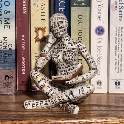 Figurka czytającej postaci - dekoracja na półkę i biurko