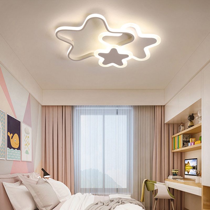 Jasna delikatna lampa sufitowa LED ze stylowymi sercami, gwiazdami i chmurami