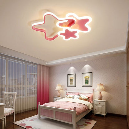 Jasna delikatna lampa sufitowa LED ze stylowymi sercami, gwiazdami i chmurami