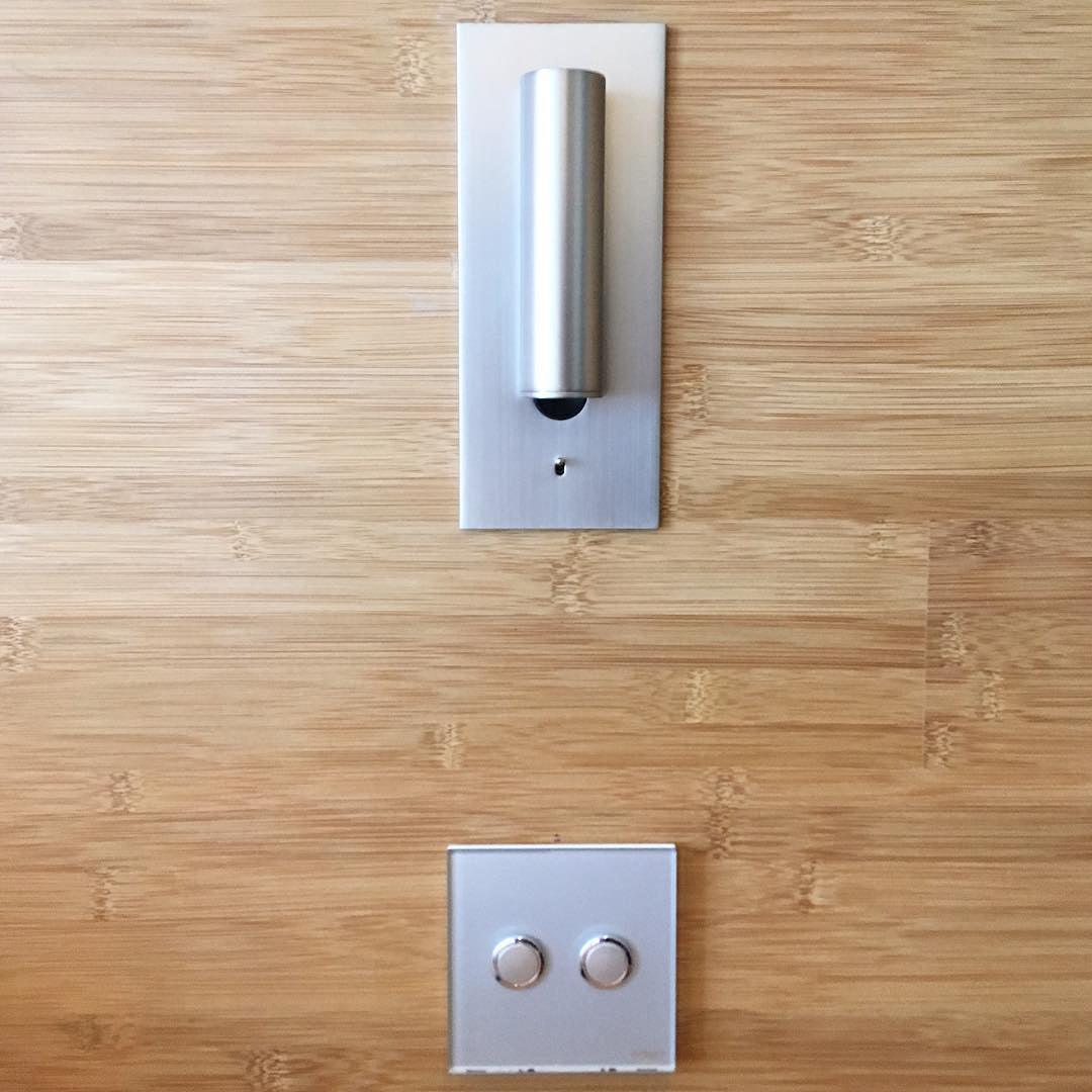 Lampa do czytania naścienna z wbudowanym oświetleniem nocnym LED