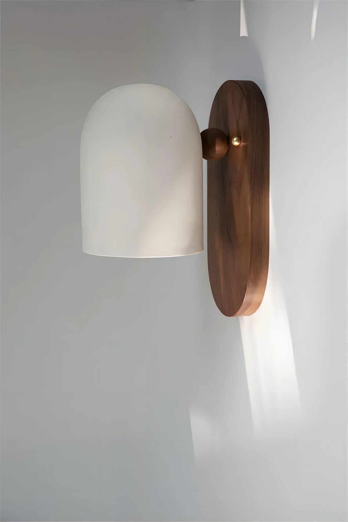 Lampa Ścienna Wabi-Sabi z Orzecha – Przytulność i Styl