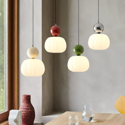 Lampa sufitowa w stylu klasycznym w kremowym odcieniu ze złotymi akcentami