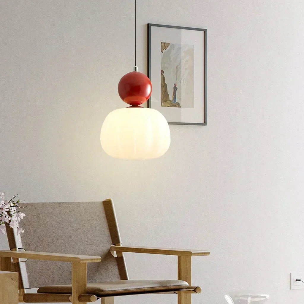 Lampa sufitowa w stylu klasycznym w kremowym odcieniu ze złotymi akcentami