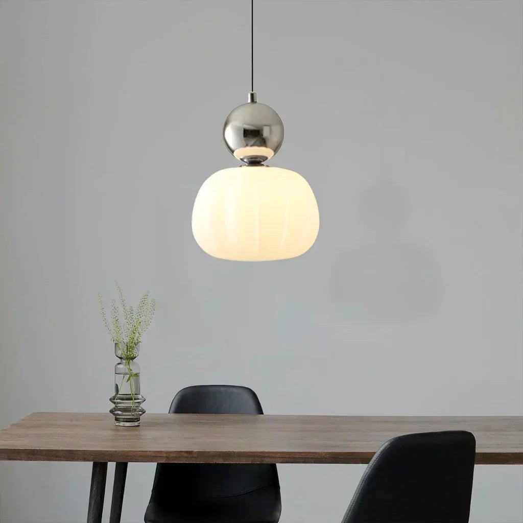 Lampa sufitowa w stylu klasycznym w kremowym odcieniu ze złotymi akcentami