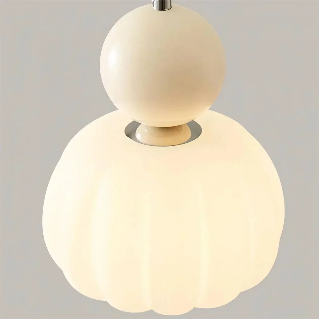 Lampa sufitowa w stylu klasycznym w kremowym odcieniu ze złotymi akcentami
