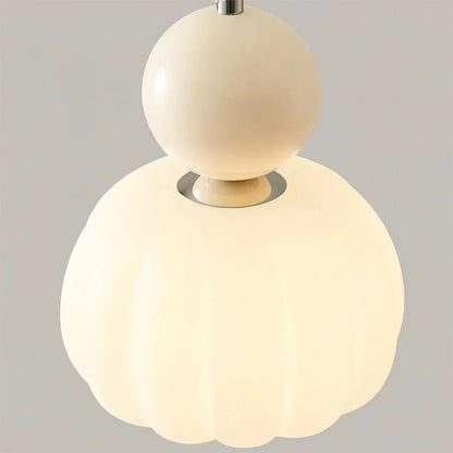 Lampa sufitowa w stylu klasycznym w kremowym odcieniu ze złotymi akcentami