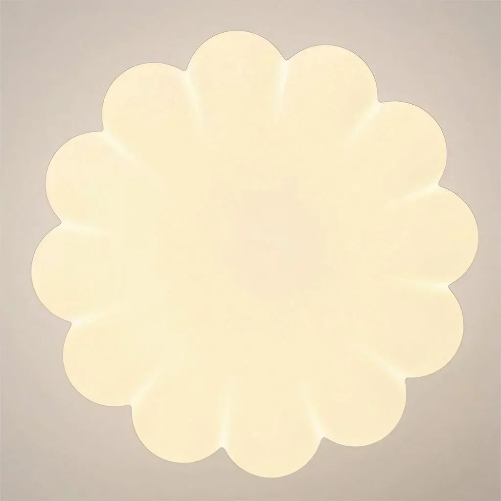Lampa sufitowa w stylu klasycznym w kremowym odcieniu ze złotymi akcentami
