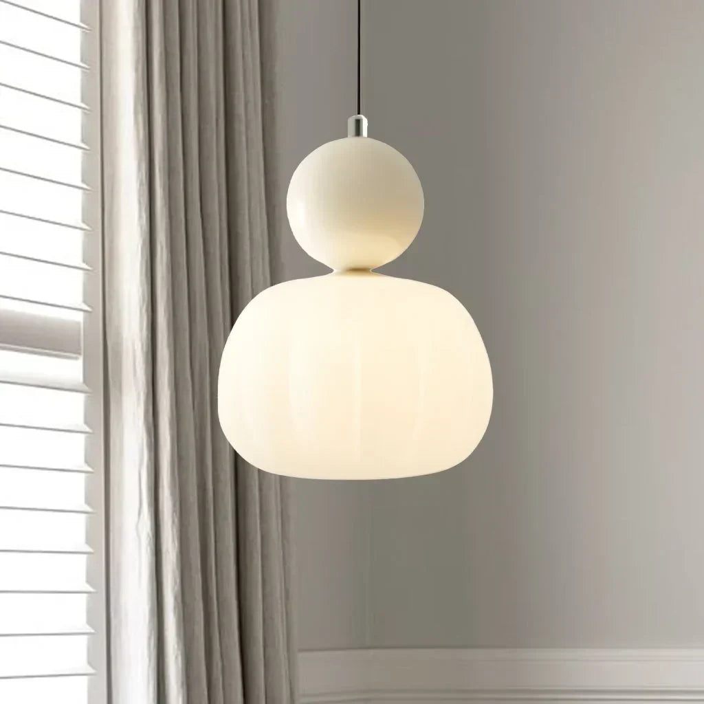 Lampa sufitowa w stylu klasycznym w kremowym odcieniu ze złotymi akcentami