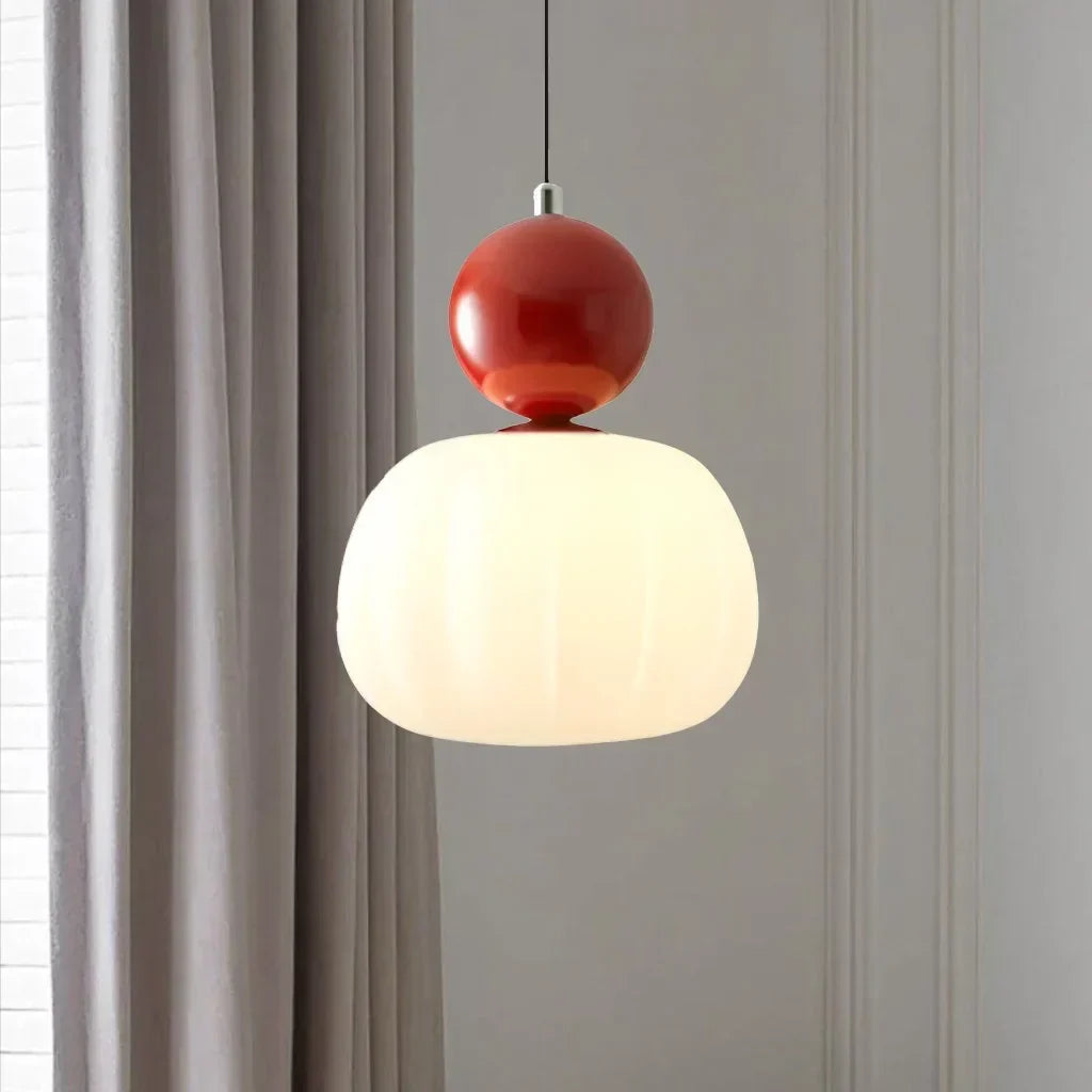 Lampa sufitowa w stylu klasycznym w kremowym odcieniu ze złotymi akcentami