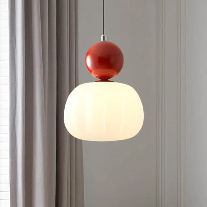 Lampa sufitowa w stylu klasycznym w kremowym odcieniu ze złotymi akcentami