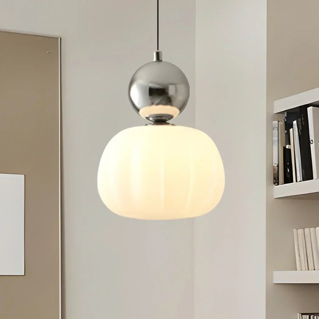 Lampa sufitowa w stylu klasycznym w kremowym odcieniu ze złotymi akcentami