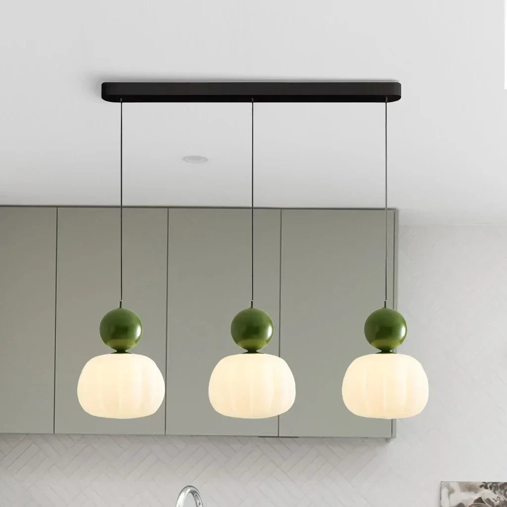 Lampa sufitowa w stylu klasycznym w kremowym odcieniu ze złotymi akcentami