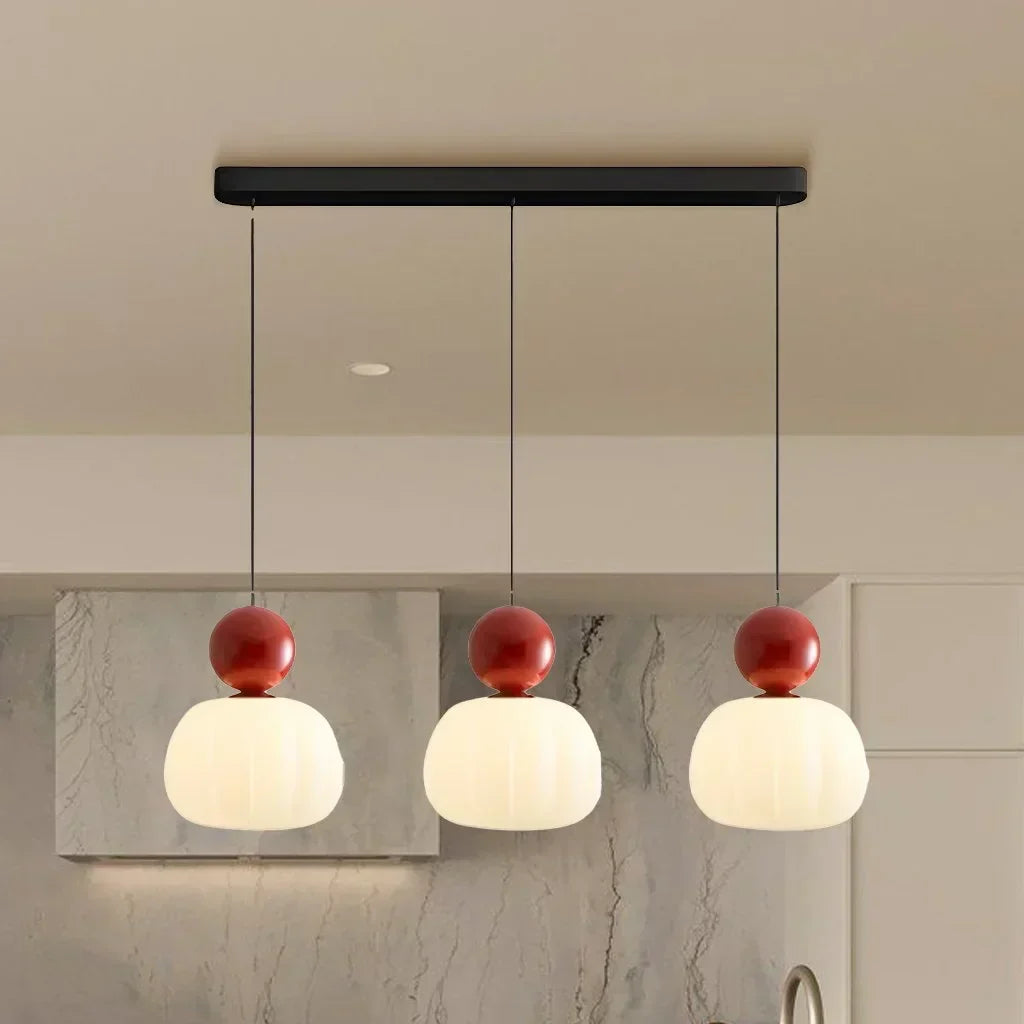 Lampa sufitowa w stylu klasycznym w kremowym odcieniu ze złotymi akcentami
