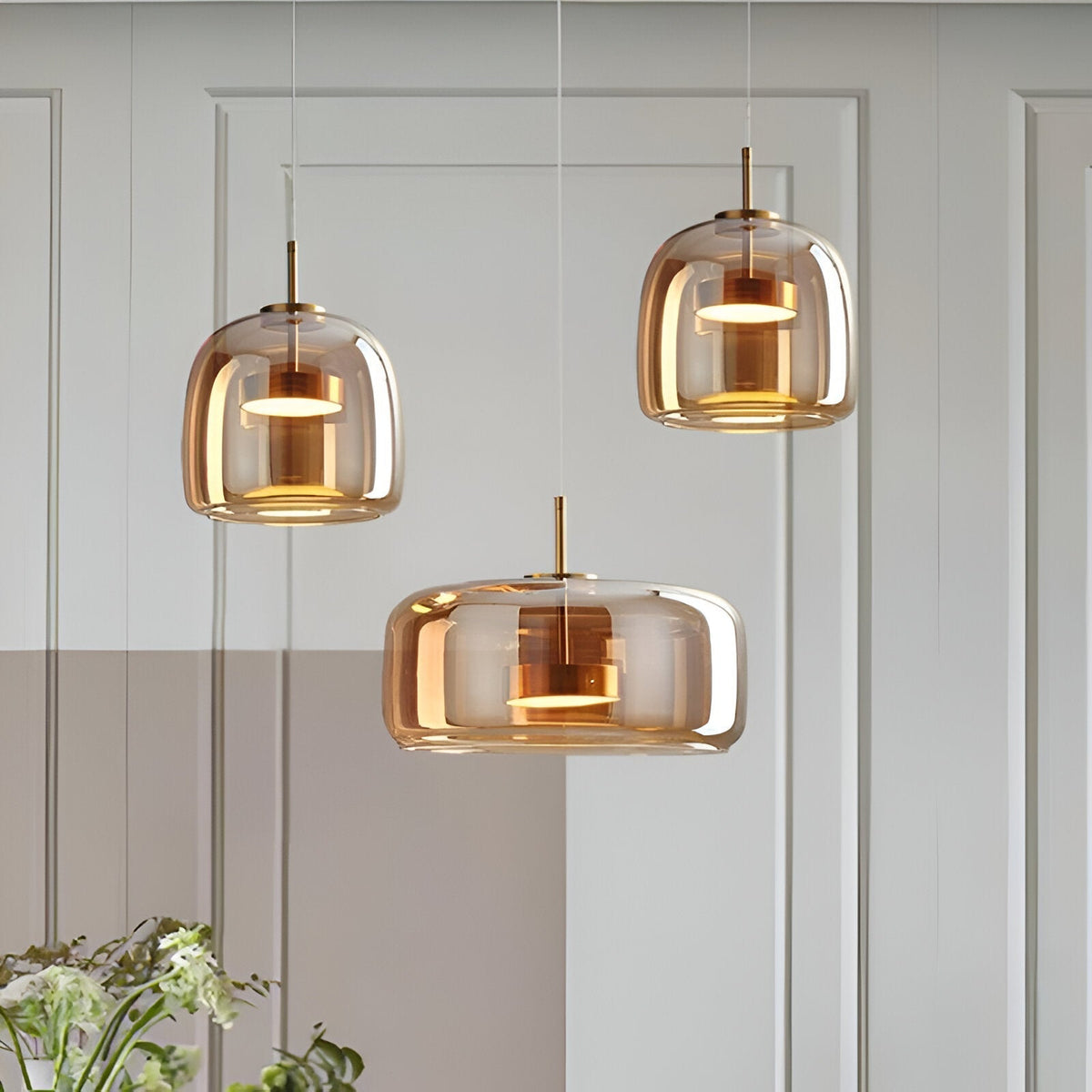 Lampa sufitowa w stylu retro z potrójnym kloszem szklanym i regulowanym oświetleniem LED