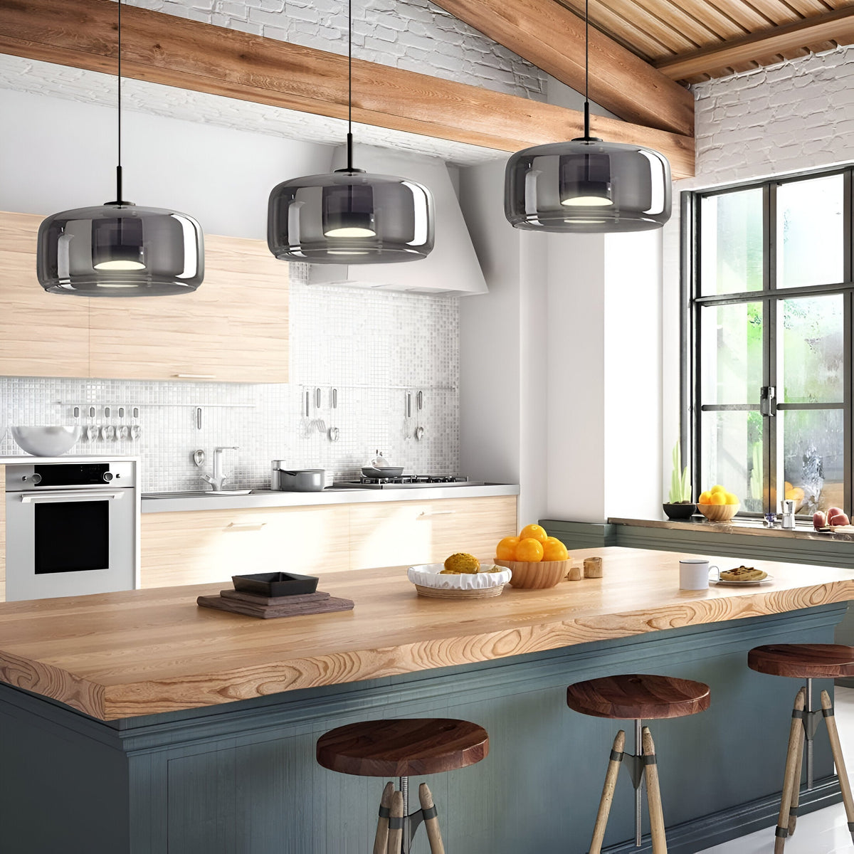 Lampa sufitowa w stylu retro z potrójnym kloszem szklanym i regulowanym oświetleniem LED